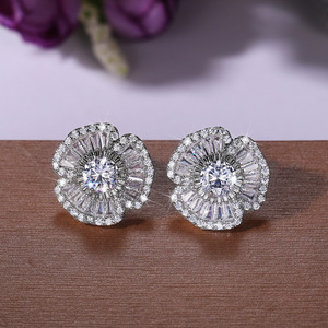 Orecchini a perno con camelia in zirconi pavé, stile lusso leggero francese, gioielli floreali dolci e versatili - Product Image 2