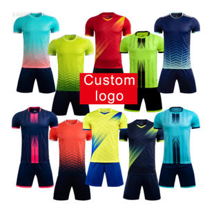 Kits de football de haute qualité Kit complet de vêtements de sport personnalisé maillot de football de <span class=keywords><strong>club</strong></span> rouge 2024 nouvelle chemise à séchage rapide vêtements de football - Product Image 1