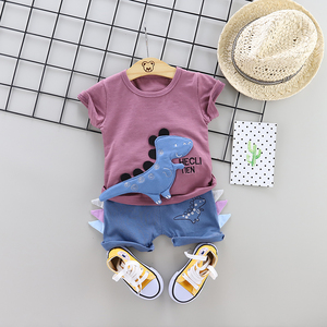 Un garçon qui porte un sweat-shirt avec un motif de dinosaure dans un temps chaud, ensemble de vêtements pour enfants, ensemble complet de vêtements pour bébés - Product Image 2