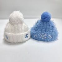 Mini-chapeau en tricot doux brodé flocon de neige de Noël sur mesure, bonnet en fausse fourrure de vison avec pompon