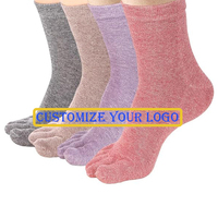 Vente en gros Chaussettes de randonnée en laine mérinos de haute qualité unisexes avec 5 orteils Logo personnalisé sur les poignets et le bas