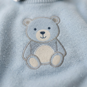 เสื้อสเวตเตอร์เด็กผู้ชายถักนิตติ้งแบบขายส่ง ปักลายหมีเท็ดดี้ แขนยาว ผ้าฝ้ายนุ่ม คอกลม สำหรับเด็กวัยหัดเดิน ใส่สบายในฤดูหนาว ลายดิจิทัล - Product Image 2