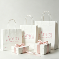 Sac en papier mat écologique avec poignées plates tressées et logo personnalisé pour les magasins de mode et de cadeaux