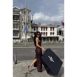 Robe Chic Fuchsia Shion à Paillettes Coupe Trapèze Moderne pour Soirée et Cérémonie Longueur Genou avec Pompons et Perles Élégants Tailles XS à XL - Product Image 3