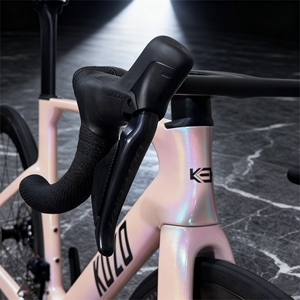 KOZO Vélo de Route en Fibre de Carbone 700C 105 à Freins à Disque Hydrauliques, Vente en Gros Directe Usine, Roues Kozo1-carbon, Shimano 24 Vitesses, Modèle E - Product Image 1