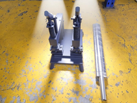 Machine à poinçonner pour verrous de volets roulants