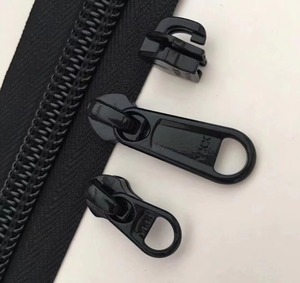 Fermeture à glissière en résine YKK en plastique stocké YKK Extrémité de fixation fermée pour manteau - Product Image 2