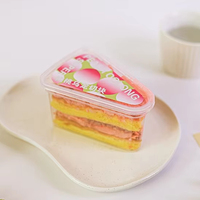 Boîte à dessert triangulaire populaire de 300 ml/10 oz avec couvercle et cuillère, gobelet à dessert en plastique jetable robuste pour une tranche de gâteau