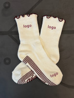 Chaussettes de yoga et de Pilates respirantes en maille antidérapante à volants et bordure festonnée, avec logo personnalisé, couleur professionnelle, de la marque Glacier