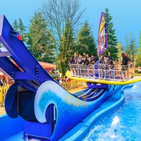 Manèges de surf et de skate aquatiques pour enfants au parc d'aventure