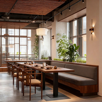 Ensemble de mobilier commercial écologique Ron Group : table carrée en bois massif, banquette en cuir, chaise de restaurant