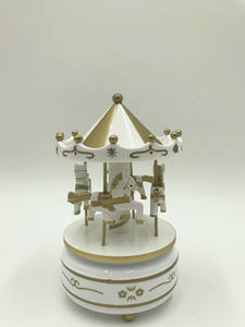 Boîte à <span class=keywords><strong>musique</strong></span> en bois à manivelle, cheval de carrousel, château <span class=keywords><strong>dans</strong></span> <span class=keywords><strong>le</strong></span> <span class=keywords><strong>ciel</strong></span>, cadeau de Noël, cadeau d'anniversaire - Product Image 4