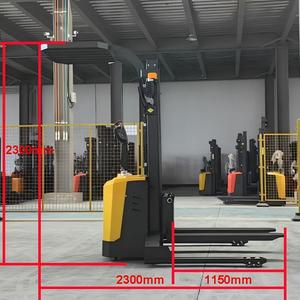Gerbeur électrique JG Lithium-Ion 48V autoporté à plateforme large, pliable, avec bras de protection pour pédales, pour manutention de palettes en environnement de restaurant et utilisation prolongée - Product Image 2