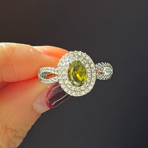 Anello con Accenti in Cristallo per Donne, Elegante e Versatile, Accessorio di Moda per Uso Quotidiano e Feste - Product Image 2