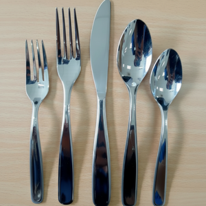 Ensemble de couverts élégants et modernes en acier inoxydable martelé, gravés, par Khanh Dang, pour fêtes et mariages - Product Image 1