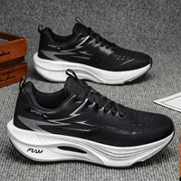 Sepatu Pria 2026 Musim Panas Model Terbaru Sepatu Lari Bantalan Empuk Mesh Bernapas Lapisan Tunggal Tali Sepatu Bergaris Tahan Aus