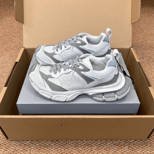 Zapatillas Deportivas Unisex Blancas y Grises con Malla Gruesa, con Cordones, Casuales, para Correr - Product Image 1