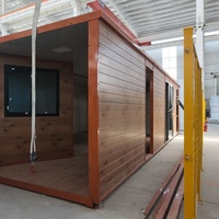 Maison conteneur pliable de 40 pieds résistante aux ouragans avec toit en acier galvanisé et panneaux sandwich isolés pour complexe hôtelier insulaire