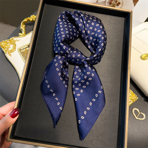 <span class=keywords><strong>Foulard</strong></span> carré vintage bordeaux effet <span class=keywords><strong>soie</strong></span> motif cachemire 27 pouces, bandana <span class=keywords><strong>en</strong></span> satin pour cheveux, cou, sac, <span class=keywords><strong>foulard</strong></span> doux <span class=keywords><strong>en</strong></span> satin OEM/ODM - Product Image 5
