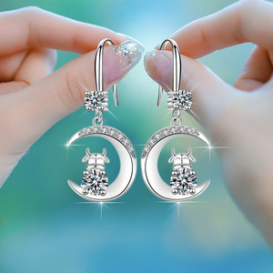 Orecchini Pendenti Creativi a Forma di Bue e Luna per Donne, Design Elegante a Goccia, Gioielli alla Moda, Regalo Portafortuna - Product Image 3