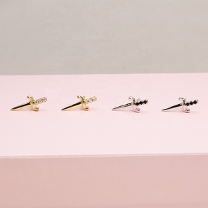 Bijoux fantaisie personnalisés <span class=keywords><strong>en</strong></span> argent sterling 925 Plaqué <span class=keywords><strong>or</strong></span> 18 carats <span class=keywords><strong>Piercing</strong></span> <span class=keywords><strong>Blanc</strong></span> Noir CZ Zircon Poignard Épée Boucles d'oreilles pour femmes - Product Image 4