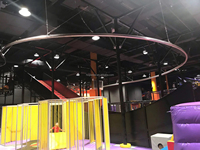 Équipement de terrain de jeu intérieur Sky-Rider Parc d'aventure en plastique durable amusant pour les écoles de parcs d'attractions et les centres de jeu intérieurs