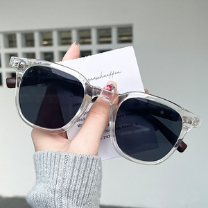 Lunettes de soleil tendance pour femmes Xiaohongshu Douyin, nouveau style coréen, monture petite en TR90, branches effet bois, verres UV400 en PC - Product Image 4