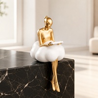 Sculpture moderne en résine dorée et blanche représentant une jeune fille assise, idéale pour la décoration de table de salon et comme cadeau d'art pour l'inauguration d'une maison
