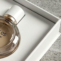 Boîte à parfum rigide de style livre blanc magnétique personnalisée avec insert ajusté pour présentation et emballage cadeau de parfum