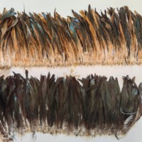 Plumes de coq naturelles demi-bronzées, enfilées et cousues, en gros pour garnitures de vêtements, costumes de carnaval et artisanat
