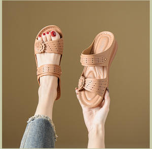 La fábrica está vendiendo las nuevas pantuflas estilo plataforma al por mayor. Estas sandalias de exterior son modernas y cómodas para damas. - Product Image 4