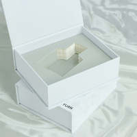 Boîte cadeau magnétique en carton rigide blanc avec logo personnalisé, forme livre, avec gaufrage pour poudre libre, crème pour le visage, vernis à ongles, huile et produits pour les yeux