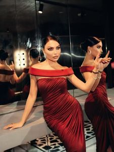 A11965 Abito da Sera Personalizzabile in Bordeaux per Donne Taglie Forti, Vestito da Sposa con Spalle Scoperte e Pieghe, Abito da Cerimonia in Pizzo - Product Image 2