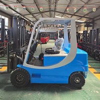 Chariot élévateur électrique industriel de 2 tonnes pour le chargement et le déchargement de marchandises, le transport de palettes, la gestion de la manutention des matériaux en entrepôt