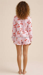 Pigiama da donna con stampa ciliegie rosa e margherite, set con top a maniche lunghe abbottonato e pantaloncini con orlo a balze, loungewear estivo - Product Image 3
