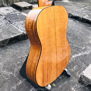 Guitare flamenco artisanale de style <span class=keywords><strong>Maldonado</strong></span>, table en épicéa massif, dos et côtés en érable flammé, finition rouge espagnole - Product Image 3
