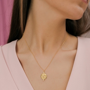 <span class=keywords><strong>Collana</strong></span> Elegante e Brillante <span class=keywords><strong>con</strong></span> Pendente <span class=keywords><strong>Ape</strong></span> Regina in Zircone, Catena Sottile in Acciaio Inox Placcato Oro PVD - Product Image 2