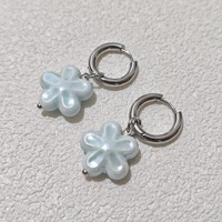 Anting-anting Huggie Hoop Asimetris dari Baja Anti Karat, Anting-anting Gantung Bunga Biru Pastel & Cangkang Kerang Putih, Perhiasan Musim Panas yang Lucu