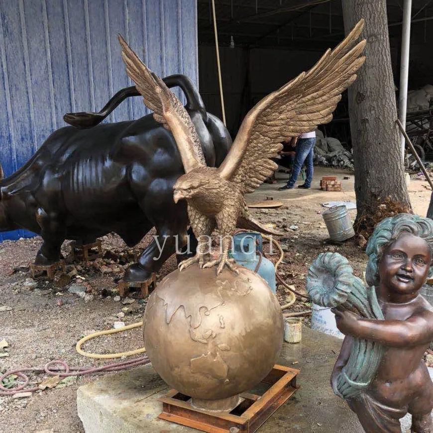 Alta qualidade casa decoração ofício do metal águia de bronze no globo estátua