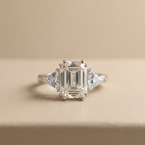 Bague de fiançailles tendance en or massif 14 carats avec diamant de laboratoire taille émeraude VVS/VS 2 carats de D'vins Jewels, certifiée IGI - Product Image 1