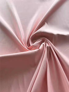 La conception <span class=keywords><strong>de</strong></span> tissu tissé doux et brillant <span class=keywords><strong>de</strong></span> tissu <span class=keywords><strong>de</strong></span> satin <span class=keywords><strong>de</strong></span> polyester <span class=keywords><strong>de</strong></span> best-seller est légère et appropriée aux jupes et aux robes <span class=keywords><strong>de</strong></span> mariage. - Product Image 4