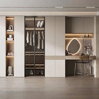 Armoire de chambre à coucher en bois avec porte vitrée, coiffeuse intégrée et design de meuble combiné