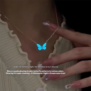 Moda Basit Kelebek Kolye Mavi Işıltılı Karanlıkta Parlayan Köprücük Kemiği Zinciri Kolye Parti Takı Hediyesi - Product Image 4