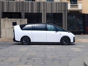 Li <span class=keywords><strong>Auto</strong></span> MEGA: <span class=keywords><strong>Design</strong></span> Futuristico e Tecnologia Intelligente, MPV Innovativo che Ridefinisce i Veicoli a Nuova Energia con Interni Spaziosi in Rosso - Product Image 3