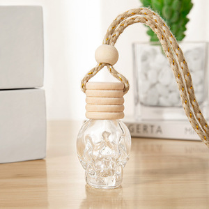 Gran oferta, botella de Perfume colgante de coche decorada con calavera de 8ml, difusor colgante recargable con logotipo personalizado con tapón de rosca embalado en cartón - Product Image 1
