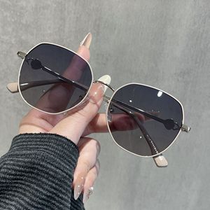 Lunettes de soleil polarisées carrées à grande monture Ks-3948 pour femmes, protection UV400, monture en métal noir et plastique, verres TAC - Product Image 4