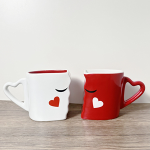 Tasses en céramique personnalisées pour lui et elle, design asymétrique rouge et blanc, cadeau d'amour unique avec logo personnalisé pour la rentrée scolaire - Product Image 4