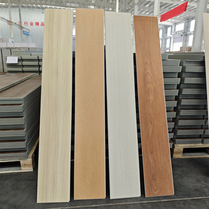 Revêtement de sol en vinyle SPC de luxe 100 % imperméable de qualité supérieure avec installation par clic pour les projets de construction commerciaux et résidentiels - Product Image 1