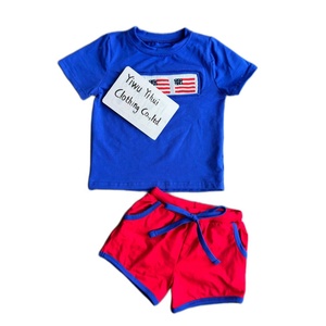 <span class=keywords><strong>Ensemble</strong></span> de vêtements rayés en coton brodé à la main avec motif de chien de dessin animé - T-shirt à manches courtes et short pour tout-petits - Product Image 4