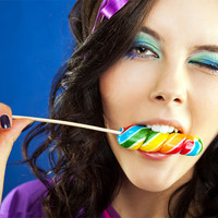 Losse Halal Gemengde Fruit-smakende Individueel Verpakte Kleurrijke Snoepstokjes, 15g Regenboog Swirl Lollipops, Feestelijke Kleine Cadeautjes